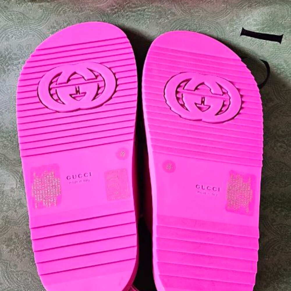 ‼️Authentic Brand NEW‼️Gucci Pink Sandals with Gold Logo - Picture 3 of 15